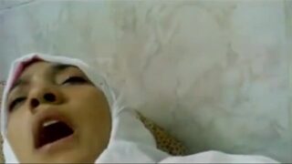 شرموطة مصرية محجبة بتلعب في بزازها وبتتناك فيديو