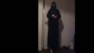 محجبه تعمل عرض مثير بجسمها على اغنية بحب فيك حاجات وتمص الزب فيديو