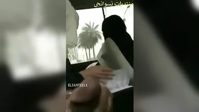 شاب مصري بيتحرش بالبنات ومطلع زبه في العربية فيديو
