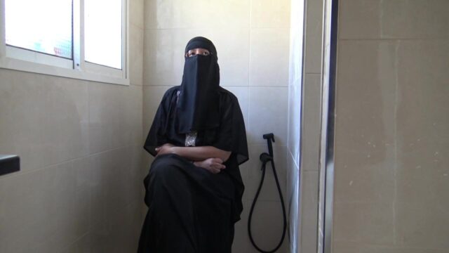مصرية منقبة بيدخل عليها جارها الحمام وتدلك زبه فيديو