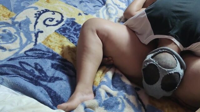 مدام مصرية بتتانك بالأجرة في شقة مفروشة وتخلي الزبون يلحسلها فيديو