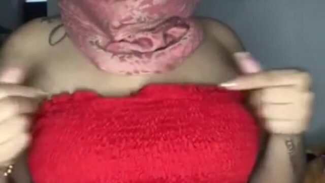 مصرية متزوجة بتعرض بزازها على عشيقها وتنزل لعب في كسها فيديو